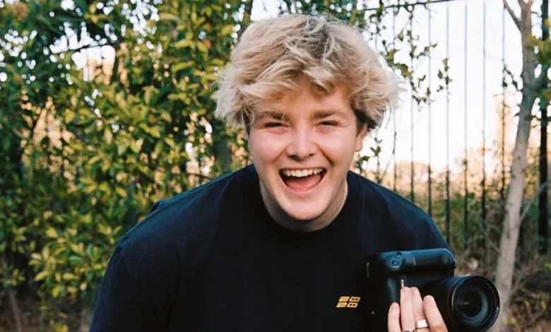 where does alex warren live